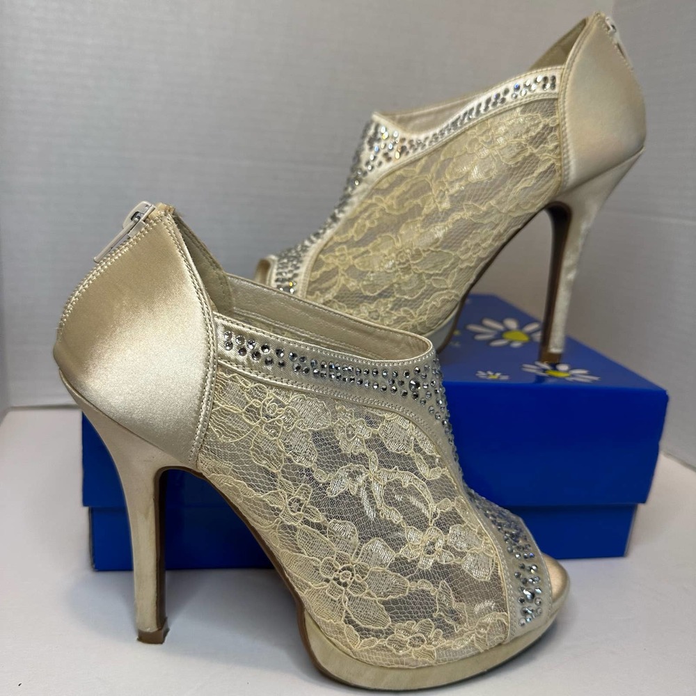 De Blossom Yael-9  Womens Embellished Ivory Lace Peep Toe High Heel Size 7
